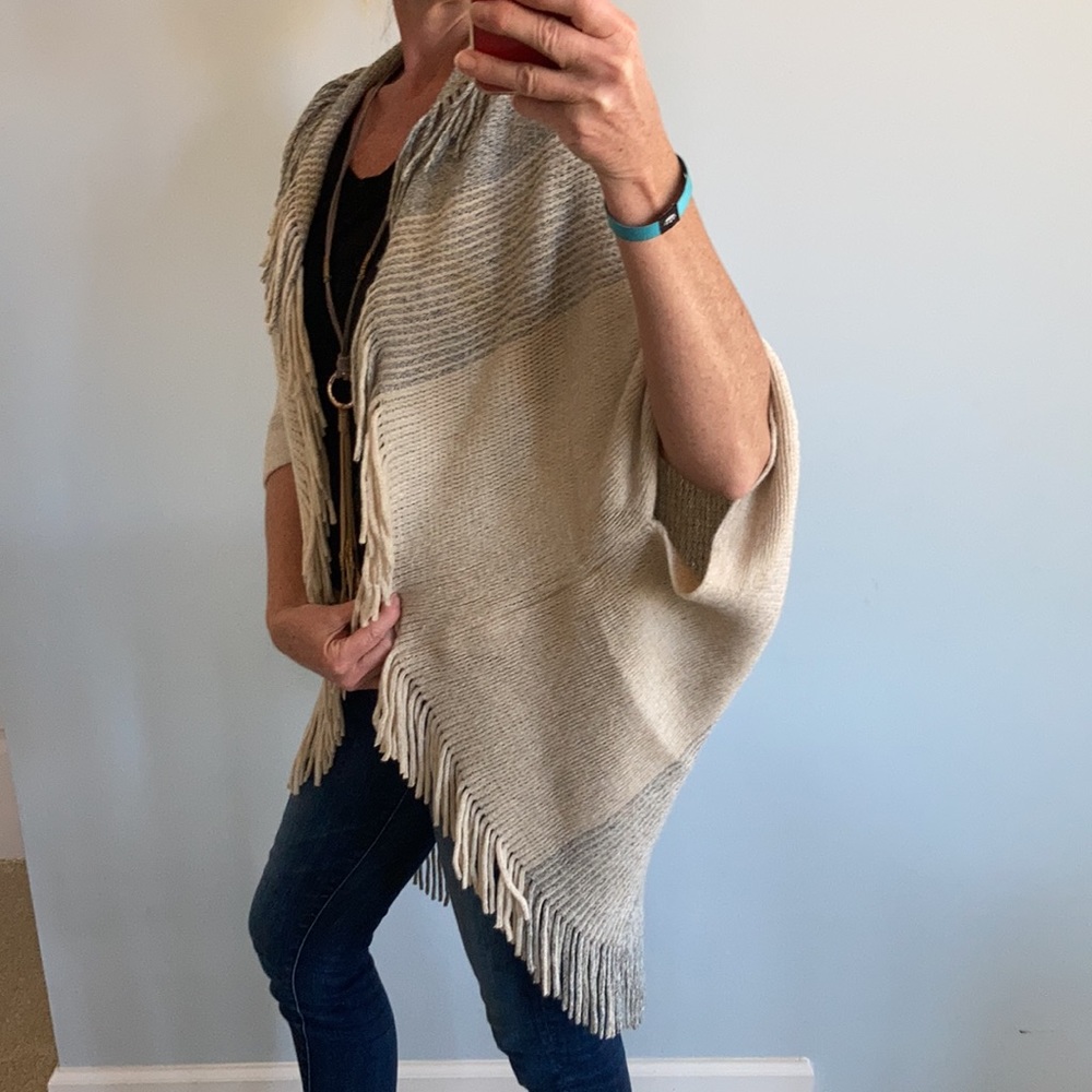 Oatmeal & Grey Fringed Sweater Kimono/Wrap - Picture 4 of 8